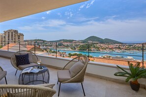 Apartemen (2 Bedrooms) | Balkon