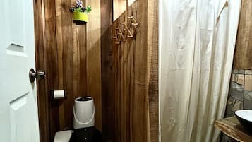 Basic Cabin | Bathroom | Shower, rainfall showerhead, towels