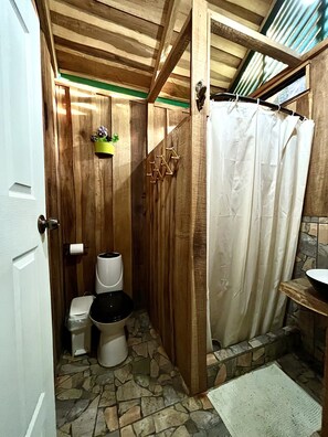 Basic Cabin | Bathroom | Shower, rainfall showerhead, towels - Villas Finca Talok Eco Lodge (Cahuita)