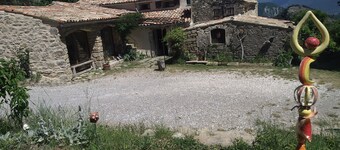 Bed and breakfast in a yurt between forest and meadow.
