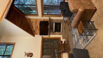 Cabana, 2 quartos | Área de estar | Smart TV 55 polegadas com canais a cabo, TV, lareira
