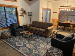 Hytte, 2 soverom | Oppholdsområde | En 55-tommers smart-TV med kabel-kanaler samt TV og peis