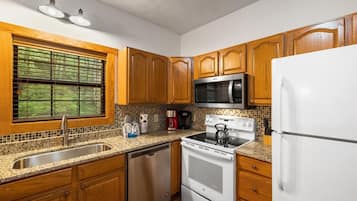 Cabana, 2 quartos | Cozinha privada | Geladeira, fogão, cafeteira/chaleira, torradeira