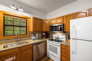 Cabin, 2 Bedrooms | Private kitchen | Fridge, oven, coffee/tea maker, toaster