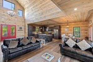 Living room - Red Sky Ridge 5 Bedroom Cabin by RedAwning (Sevierville)