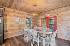 Cabana, 5 quartos | Cozinha privada | Geladeira, fogão, cafeteira/chaleira, torradeira
