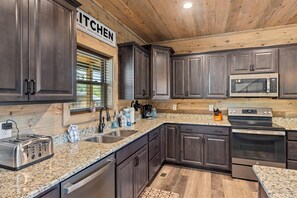 Cabaña, 5 habitaciones | Cocina privada | Frigorífico, horno, cafetera o tetera y tostadora