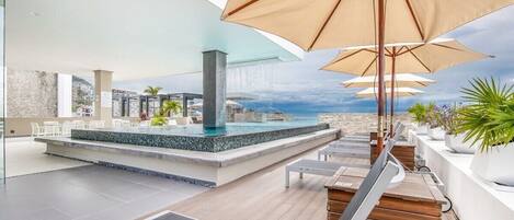 Piscine à débordement