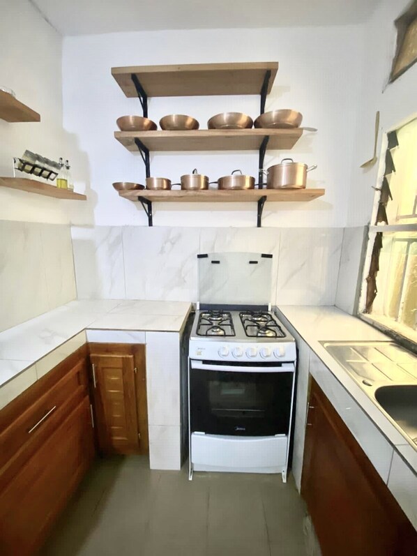Refrigerador, placa de cocina, tetera/pava eléctrica