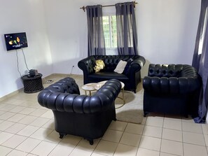 TV - Very spacious house 5 minutes drive from the beach! (Kribi)