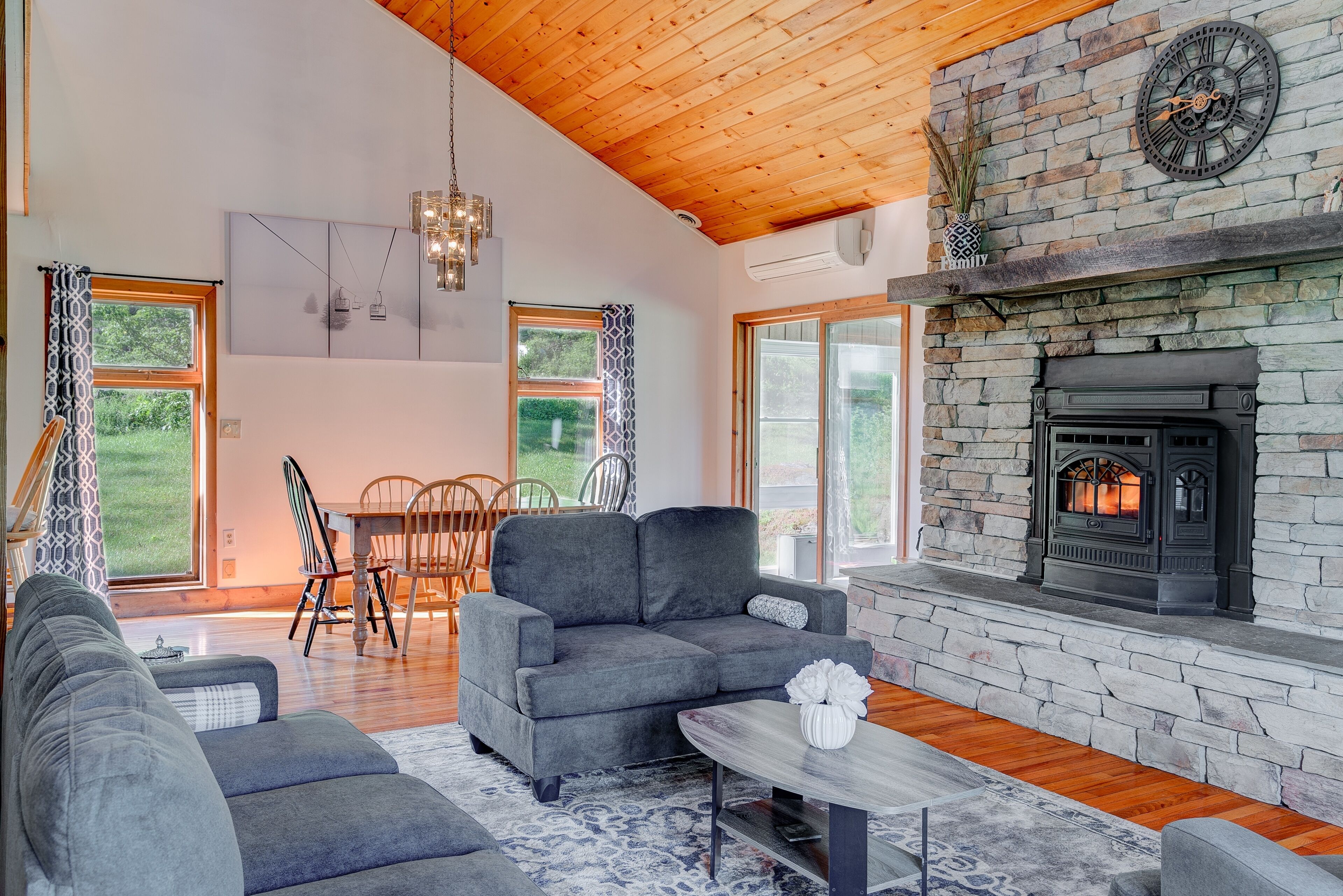 Charlie's Cabin 3 Bedroom Cabin by Redawning in Rutland, United States