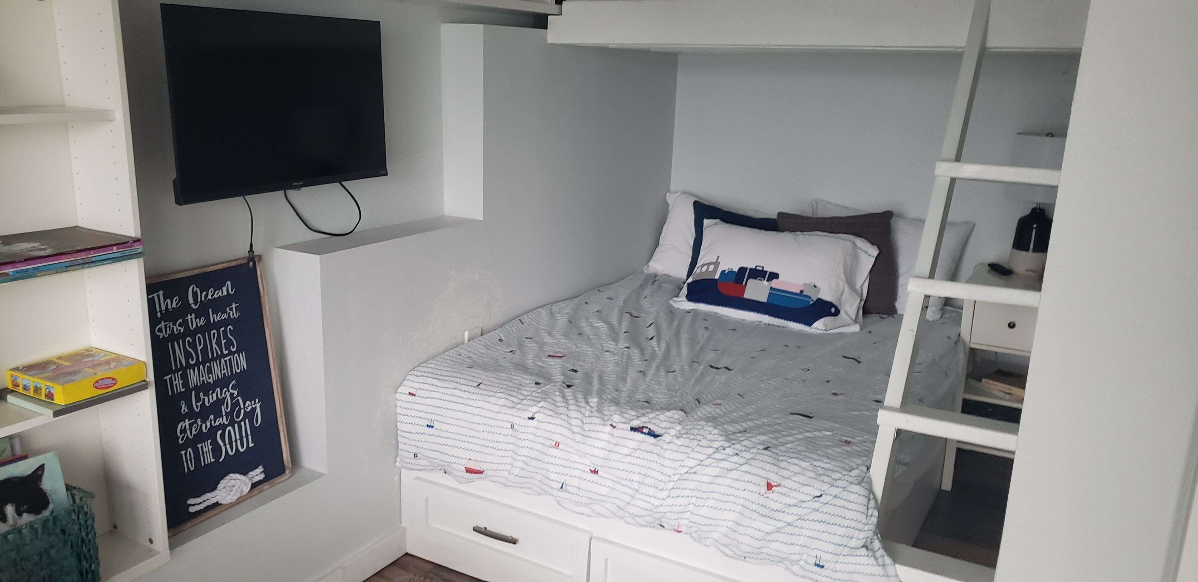 3 bedrooms, desk, iron/ironing board, travel crib