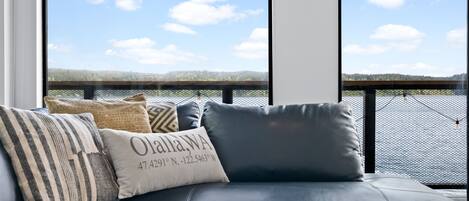 Smart-TV, Bücher, Stereoanlage