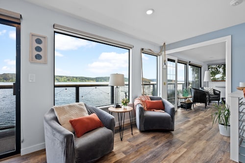 Beachfront House- Kayaks- Bouy