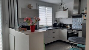Wasserkocher mit Kaffee-/Teezubehör, Kühlschrank, Mikrowelle, Ofen