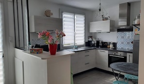Coffee/tea maker, fridge, microwave, oven