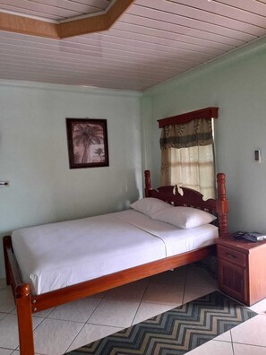 Studio | Mörkläggningsgardiner, ljudisolering och strykjärn/strykbräda