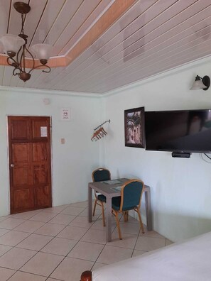 Studio | Makan di kamar