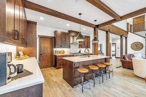 Interior - 5 Star Luxury Crafted for Family Memories | 1PM Check In/Out (Cle Elum)