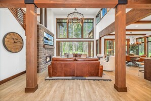 Smart TV, fireplace, video games, table football - 5 Star Luxury Crafted for Family Memories | 1PM Check In/Out (Cle Elum)