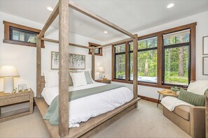 6 bedrooms, iron/ironing board, travel cot, free WiFi - 5 Star Luxury Crafted for Family Memories | 1PM Check In/Out (Cle Elum)