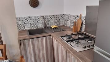 Een koelkast, een microgolfoven, een oven, een kookplaat