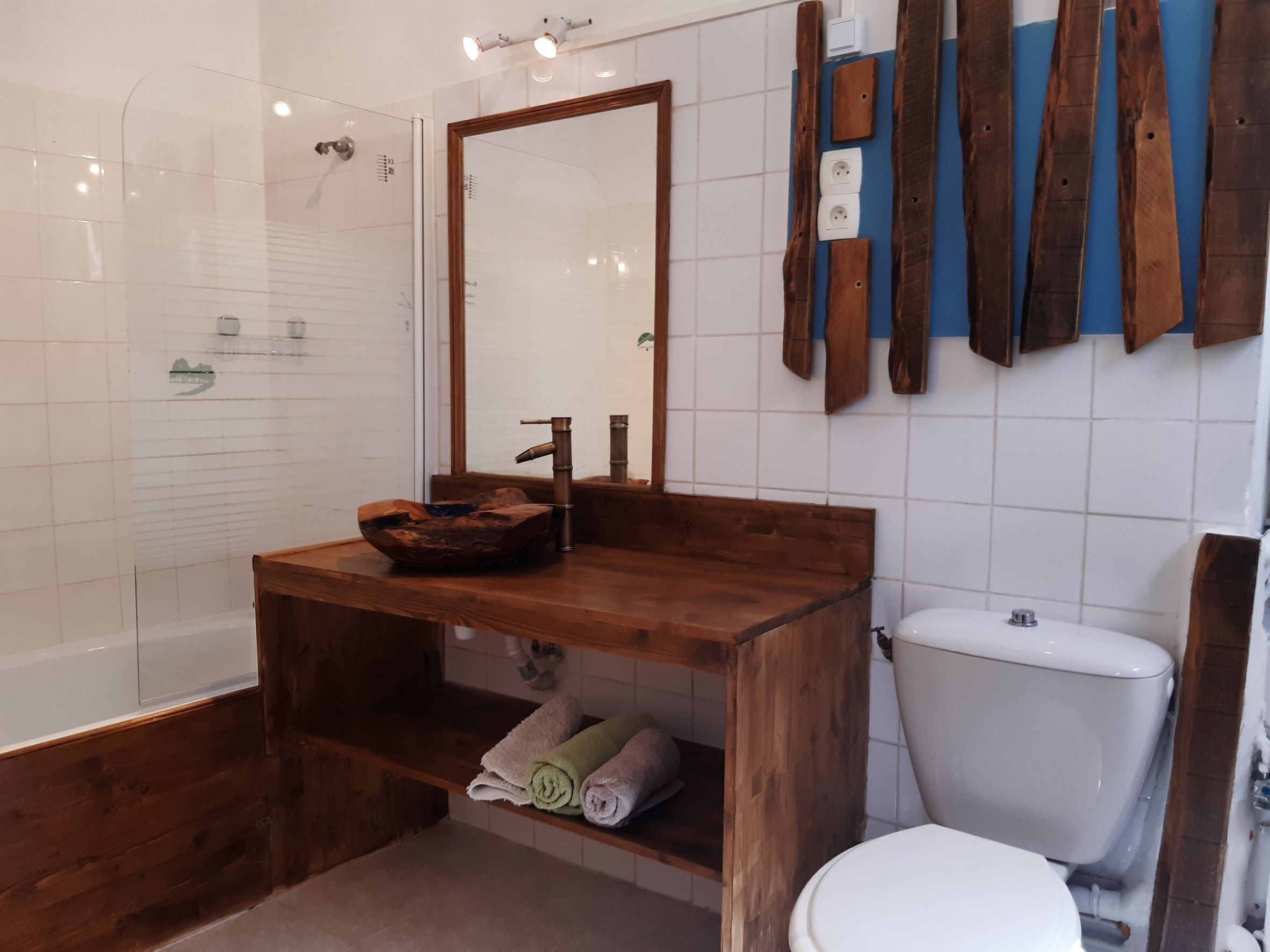 Baignoire, sèche-cheveux, serviettes fournies, papier toilette