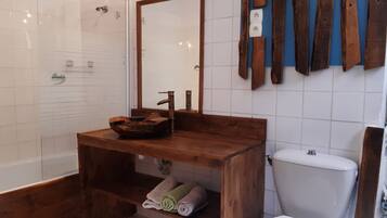 Baignoire, sĂšche-cheveux, serviettes fournies, papier toilette