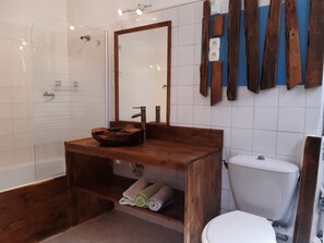 Bathtub, hair dryer, towels, toilet paper
