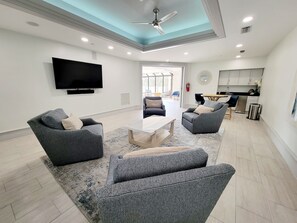Flat-screen TV - Beachside II 4324 - Golf cart and amazing views! (Miramar Beach)