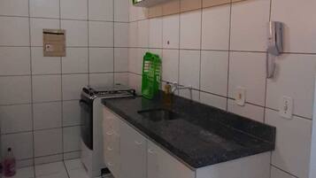 Apartamento standard | Cozinha privada | Cafeteira/chaleira, talheres/pratos/utensílios de cozinha