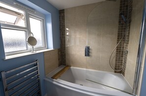 Apartment | Bathroom | Shower, hair dryer, towels, soap