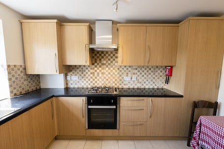 Apartemen | Dapur pribadi | Lemari es, microwave, oven, dan kompor