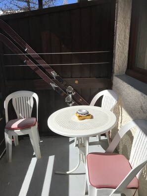 تناول الطعام بالخارج