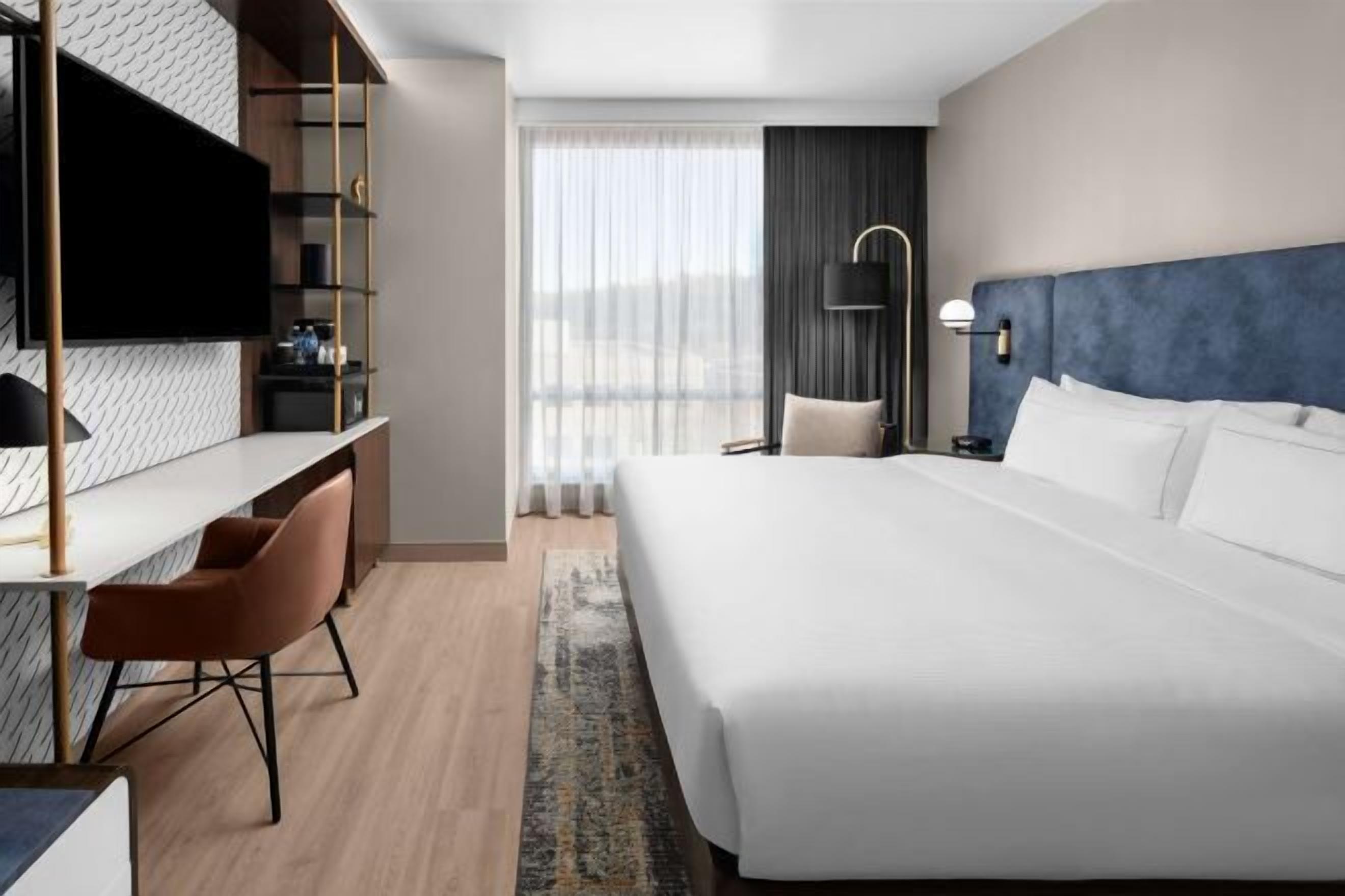 客房内保险箱、办公桌、笔记本电脑工作区、遮光窗帘