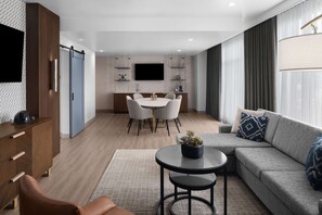 49-inch Smart TV with cable channels, TV, Netflix - Hotel West & Main Conshohocken Philadelphia, Tapestry Collection (Conshohocken)