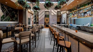 Serves breakfast, dinner and happy hour