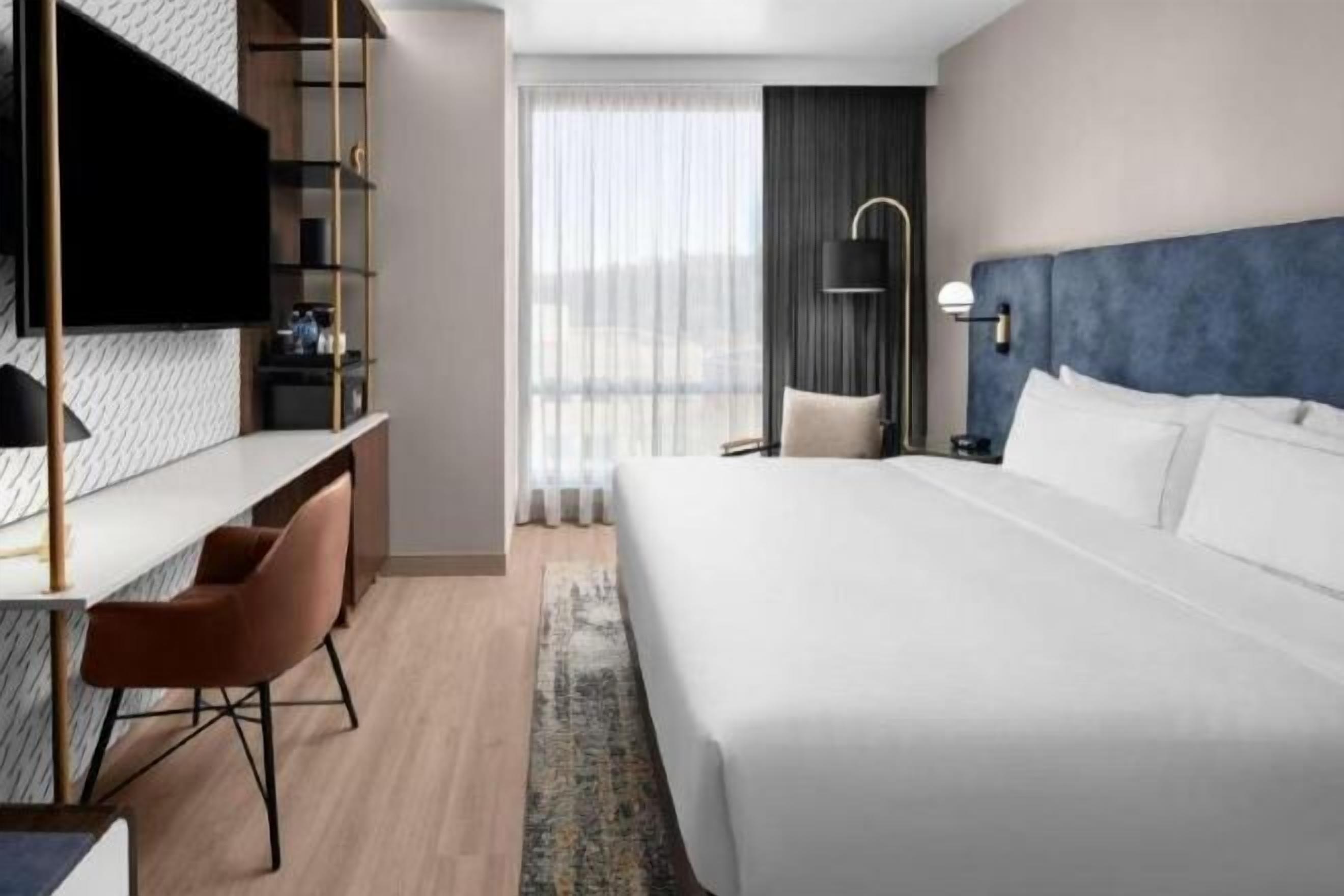 客房内保险箱、办公桌、笔记本电脑工作区、遮光窗帘