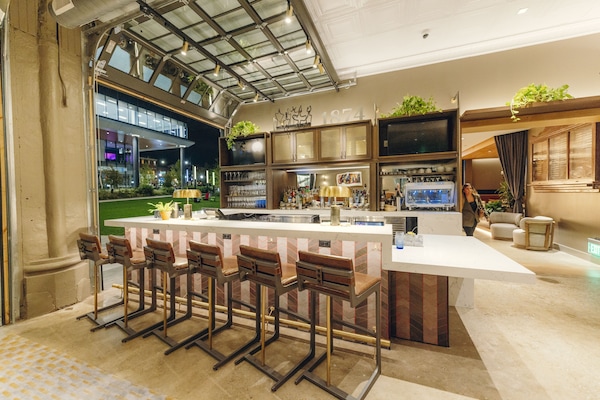 Serves breakfast, dinner, and happy hour