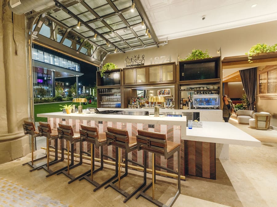 Serves breakfast, dinner, and happy hour