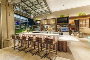 Serves breakfast, dinner, and happy hour