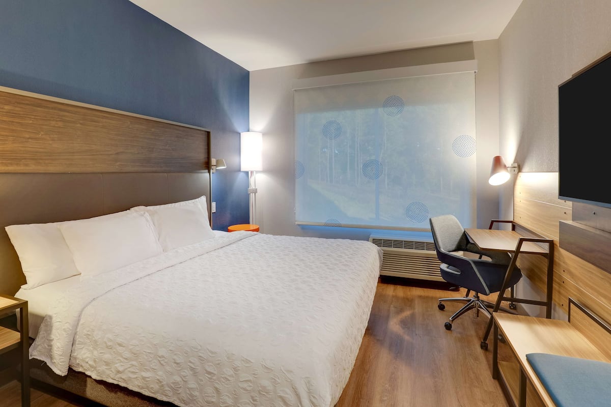Desk, blackout drapes, iron/ironing board, free WiFi