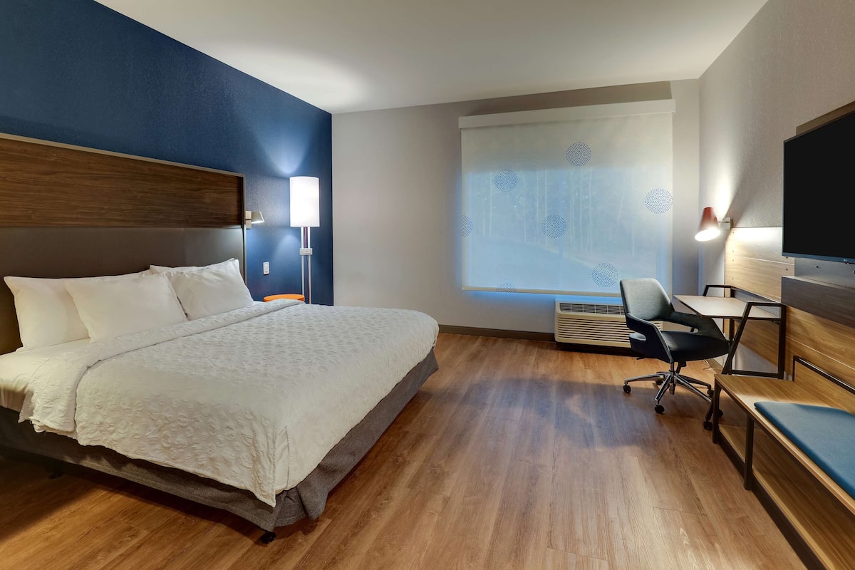 Desk, blackout drapes, iron/ironing board, free WiFi