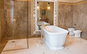 Ensemble douche/baignoire, baignoire Ă jets, sĂšche-cheveux, bidet