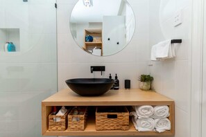 Shower, hair dryer, towels, shampoo