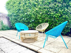 Terrace/patio - NEW! Luxury 🏡 Village 🌳 Parking 🚖 near Harpenden Luton M1 & ✈️ (Caddington)