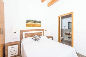 4 bedrooms, WiFi, bed sheets - Sa Sivina - Four Bedroom Villa, Sleeps 6 (Cap d'Artrutx)