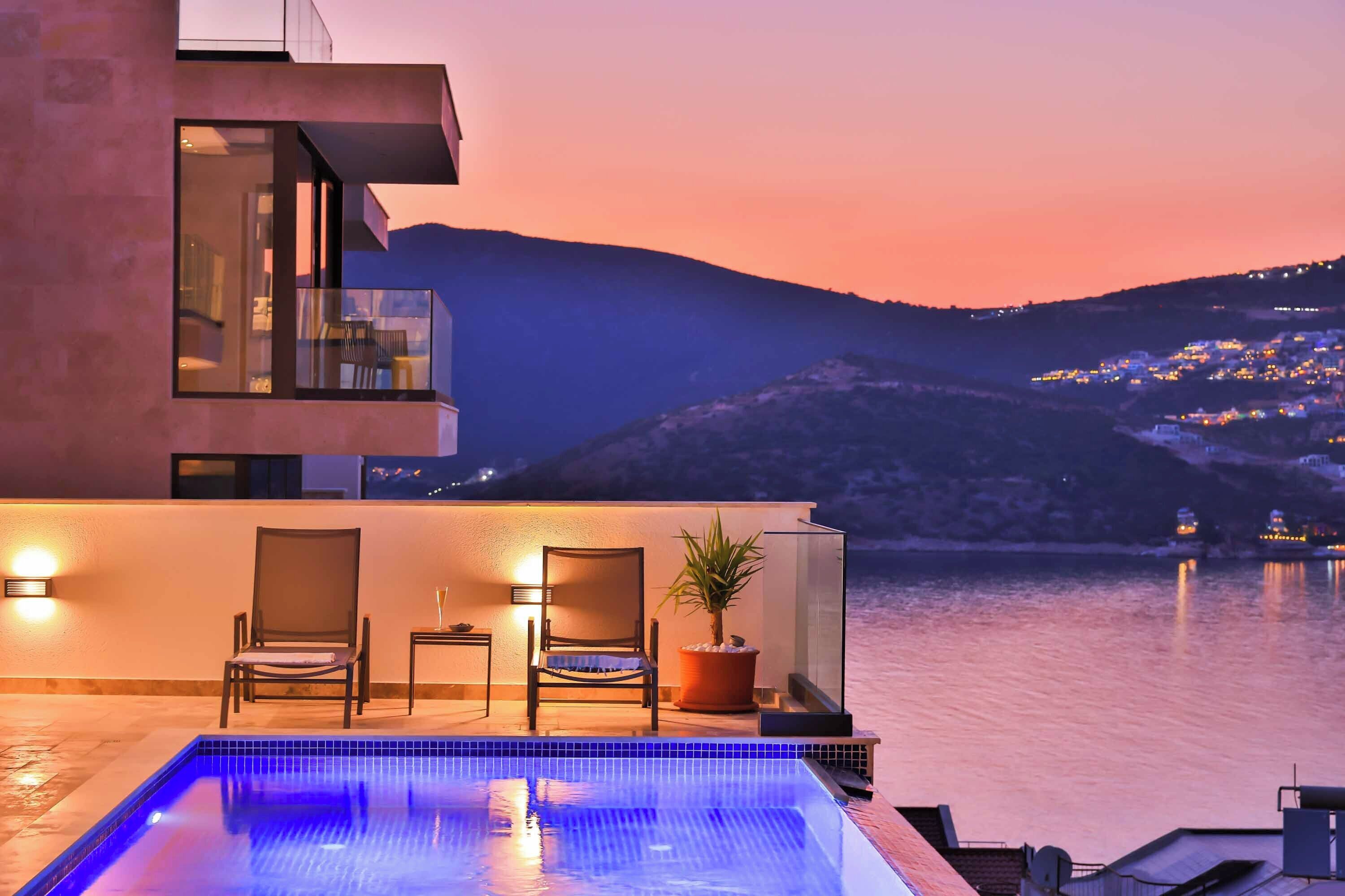 An infinity pool, a heated pool, pool loungers