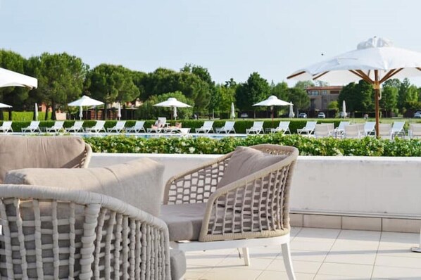 Terrace/patio - [★★★★★] Golf Jesolo Village ➔ Penthouse with Pool (Veneto)