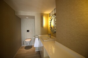 Shower, hair dryer, towels, shampoo - Camps Bay Apartment - Breathtaking Views + Pool (Cape Town)